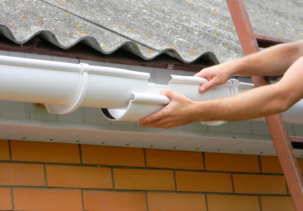 Gutter Hanging in Lilburn